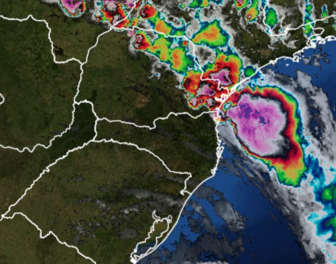 Defesa Civil auxilia a comunidade durante temporal em Itajaí