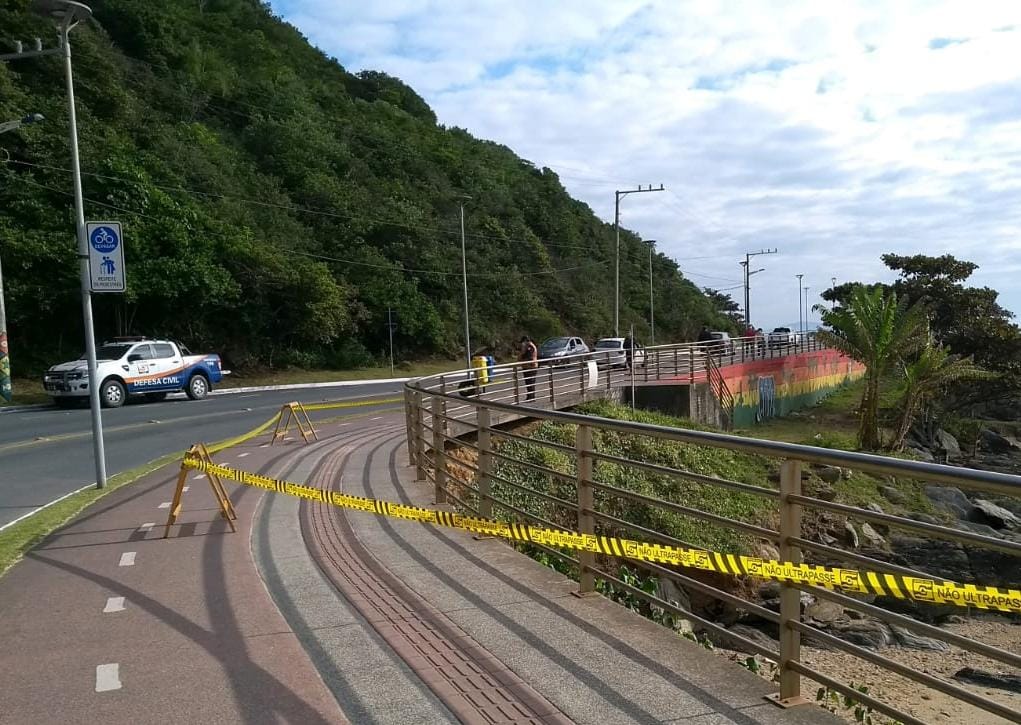 Defesa Civil e Obras isolam parte da ciclovia e calçada no Caminho de Cabeçudas