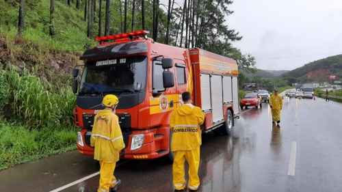 Defesa Civil e órgãos de segurança atuam em deslizamento de terra em Itajaí