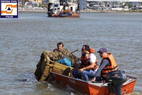 Defesa Civil de Itajaí participa do mutirão de limpeza Juntos Pelo Rio 